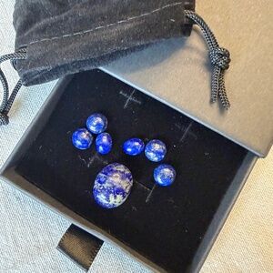 Set of 7 Lapis Lazuli cabachons, genuine, in various sizes, totalling 25 carats.